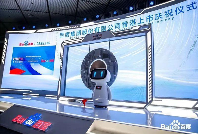 锣身由历史服务器主板芯片等压制成型,敲响后,背后透明屏上会显示